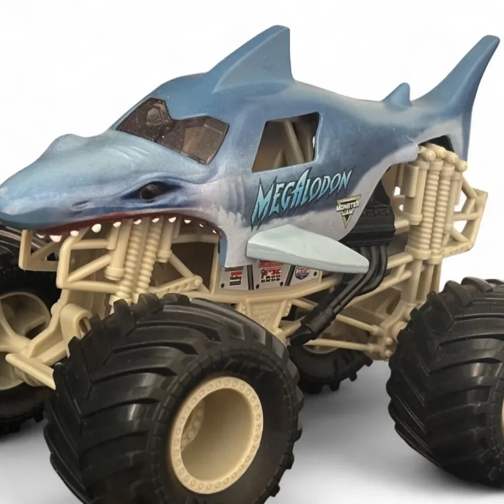 Monster Jam diecast Megalodon 1:24 scale, BKT tires